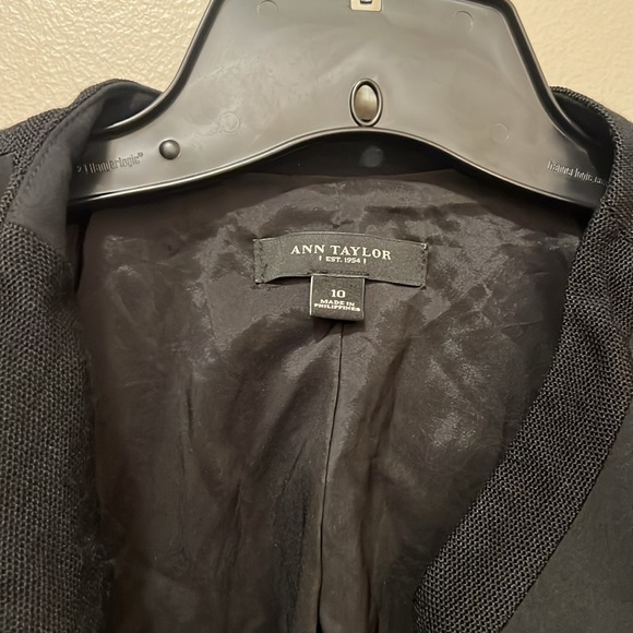 ANN TAYLOR - 10 WOMENS BLACK LINED TWO BUTTON CLOSURE POCKET FRONT BLAZER EUC - Picture 3 of 13